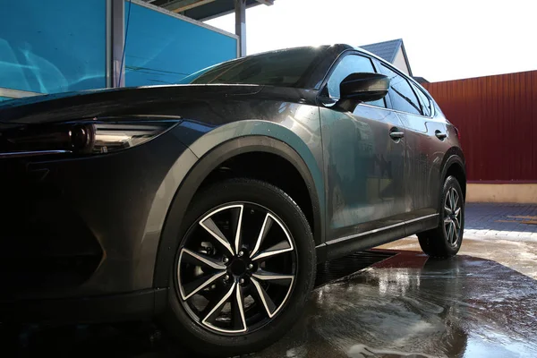 Чистый Мокрый Автомобиль Профессиональной Автомойке — стоковое фото
