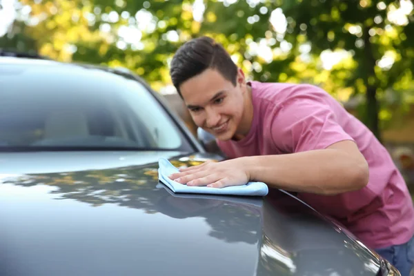 Jeune Homme Lavage Hotte Voiture Avec Chiffon Extérieur — Photo