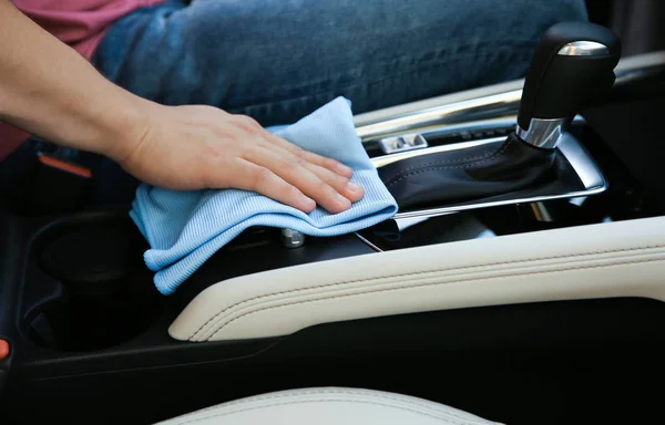 Hombre Lavando Salón Coches Con Trapo Primer Plano — Foto de Stock