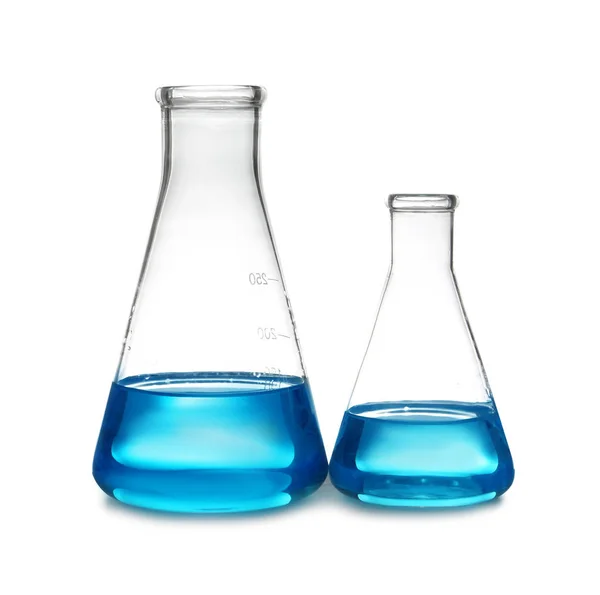 桌上有液体的锥形烧瓶 白色背景 实验室分析 — 图库照片