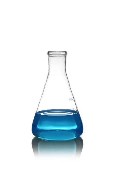 Konischer Kolben Mit Flüssigkeit Auf Tisch Vor Weißem Hintergrund Laboranalysen — Stockfoto
