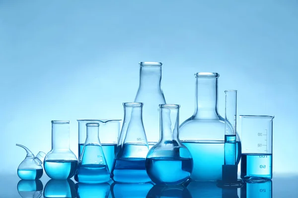 Glas För Labb Med Vätska Bordet Mot Färgbakgrund Kemisk Analys — Stockfoto