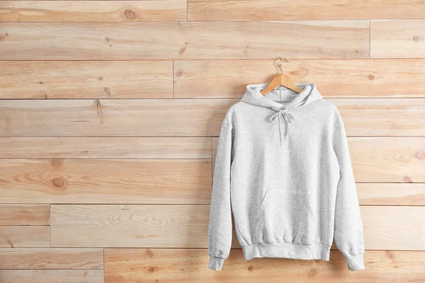 Sweater Hoodie Baru Dengan Gantungan Dinding Kayu Mockup Untuk Desain — Stok Foto