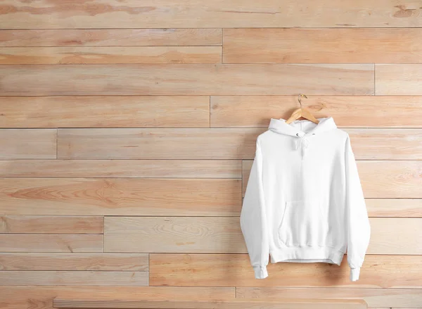 Nieuwe Hoodie Sweater Met Hanger Houten Muur Mockup Voor Ontwerp — Stockfoto