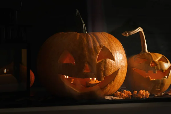 Cabeças Abóbora Halloween Lanternas Jack Peitoril Janela Vista Através Vidro — Fotografia de Stock