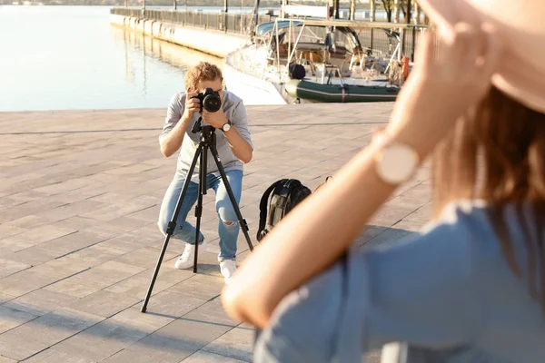 Jovem Fotógrafa Tirando Foto Com Câmera Profissional Parque Espaço Para — Fotografia de Stock