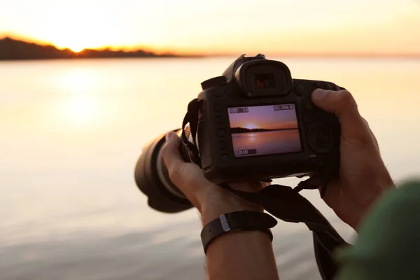 Männliche Fotograf Hält Professionelle Kamera Mit Foto Des Sonnenuntergangs Fluss — Stockfoto