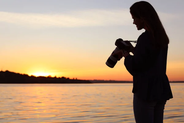 Junge Fotografin Mit Professioneller Kamera Ufer Des Flusses Bei Sonnenuntergang — Stockfoto