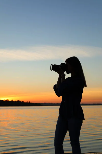 Mladých Fotografek Pořizování Foto Řeky Západu Slunce Profesionální Kameru Venku — Stock fotografie