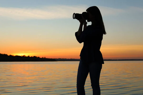 Młoda Kobieta Fotograf Biorąc Zdjęcie Riverside Zachód Słońca Profesjonalnych Kamer — Zdjęcie stockowe