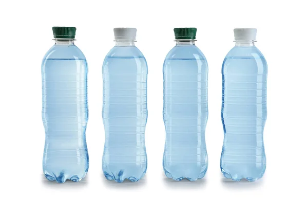 Rij Van Verschillende Plastic Flessen Met Water Witte Achtergrond — Stockfoto