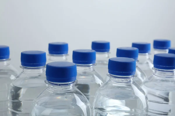 白色背景纯净水的塑料瓶排 — 图库照片