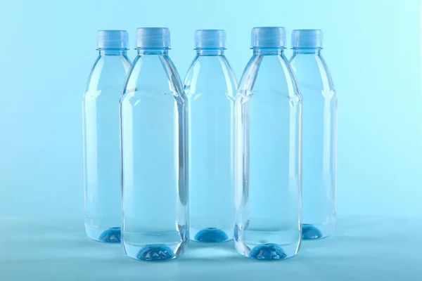 Συλλογή Από Πλαστικά Μπουκάλια Νερό Στο Χρώμα Φόντου — Φωτογραφία Αρχείου