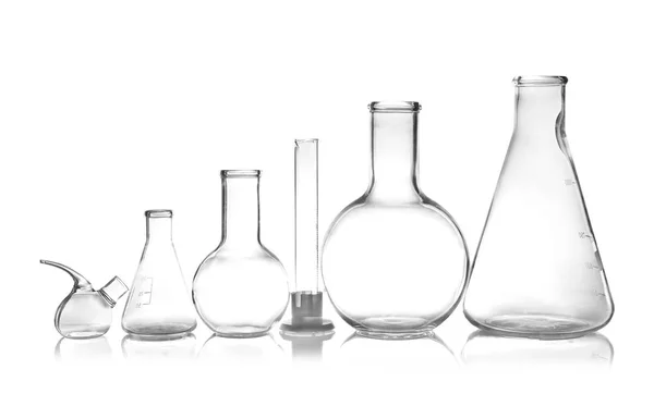 桌子上有空实验室玻璃器皿 化学分析 — 图库照片