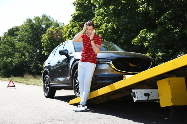 Hombre Hablando Por Teléfono Cerca Coche Roto Remolque Aire Libre —  Fotos de Stock