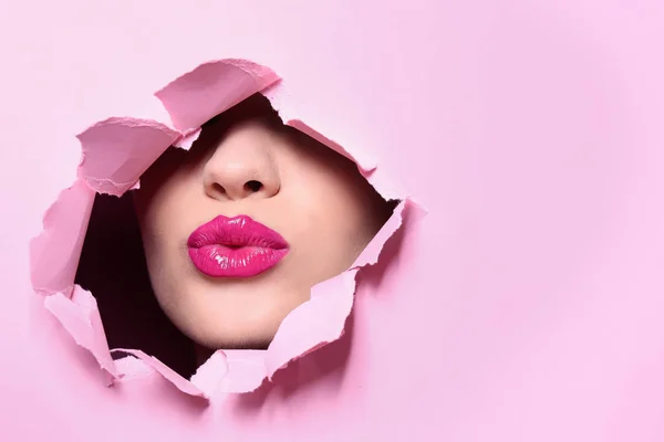 View Beautiful Young Woman Perfect Lips Makeup Hole Color Paper — Stock Photo, Image