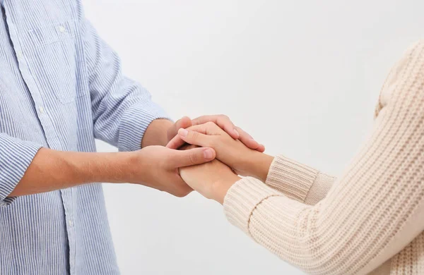 Man Hålla Kvinnans Händer Ljus Bakgrund Begreppet Stöd Och Hjälp — Stockfoto