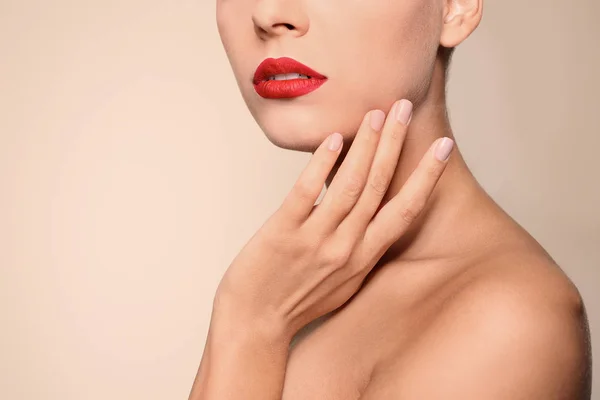 Bella Giovane Donna Con Labbra Rosse Sfondo Colore Primo Piano — Foto Stock