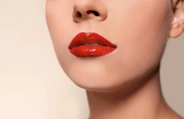 Hermosa Mujer Joven Con Labios Brillantes Rojos Sobre Fondo Color — Foto de Stock