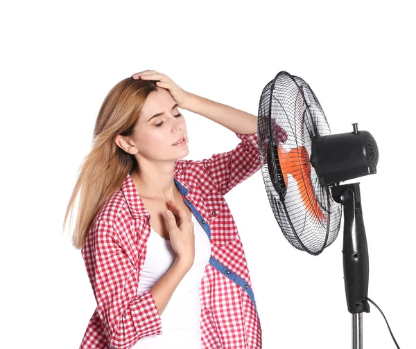 Vrouw Lijdt Aan Warmte Voor Fan Witte Achtergrond — Stockfoto