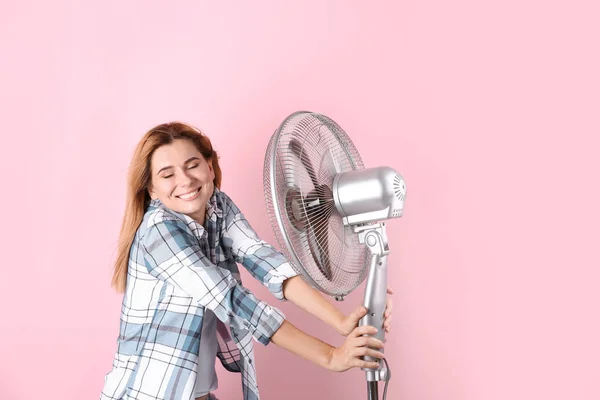 Vrouw Verfrissende Tegen Hitte Voor Fan Kleur Achtergrond — Stockfoto