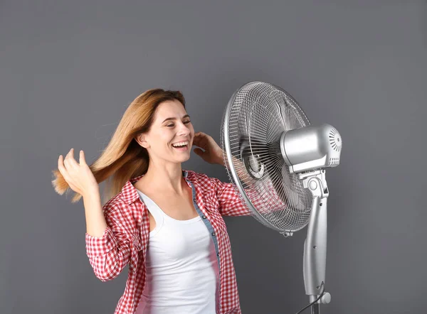 Mujer Refrescante Del Calor Delante Del Ventilador Sobre Fondo Gris —  Fotos de Stock
