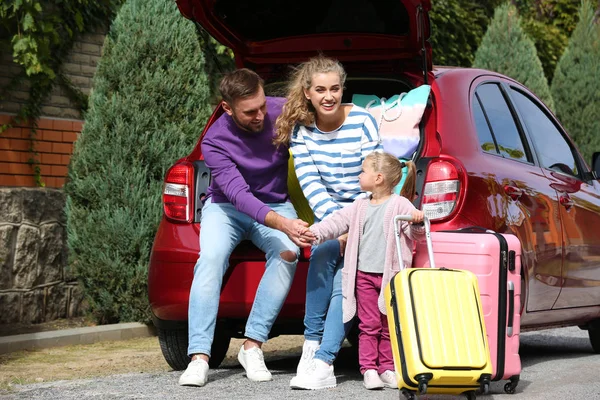 Joyeux Jeune Famille Près Coffre Voiture Chargé Valises Extérieur — Photo