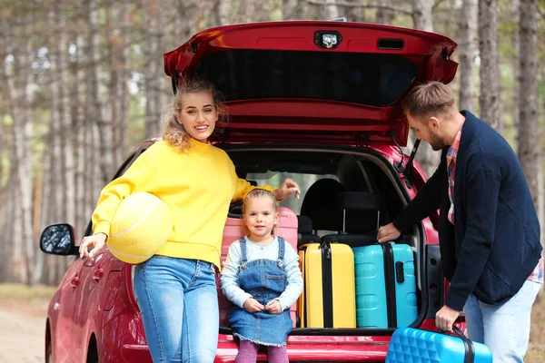 Mutlu Genç Aile Araba Bagajı Yakınındaki Açık Havada Bavul Ile — Stok fotoğraf