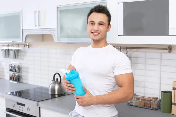 Joven Bebiendo Batido Proteínas Calle — Foto de Stock