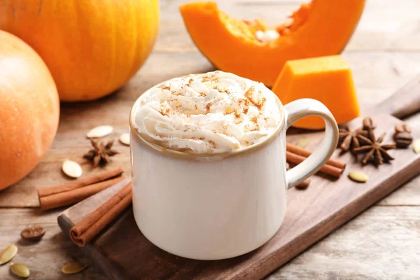 Copa Con Sabroso Café Con Leche Especias Calabaza Mesa Madera —  Fotos de Stock