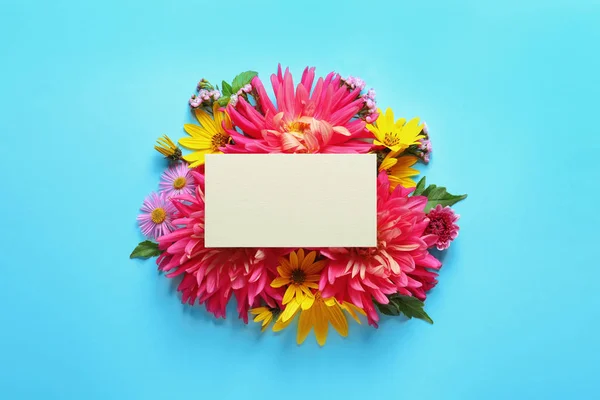 Επίπεδη Lay Σύνθεση Όμορφη Ντάλια Λουλούδια Και Κενή Κάρτα Στο — Φωτογραφία Αρχείου