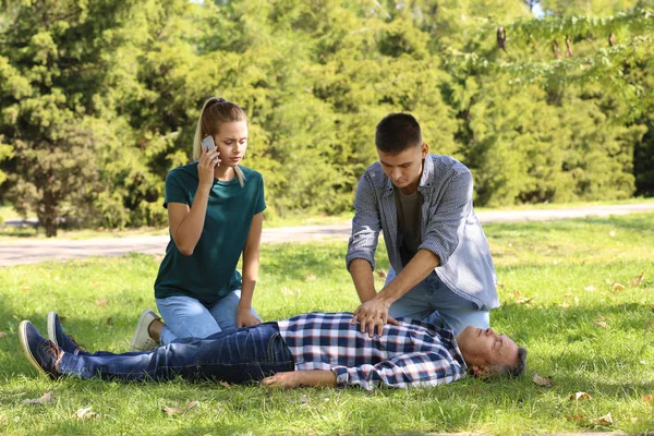 Passersby Helping Unconscious Man Outdoors First Aid — Stock Photo, Image