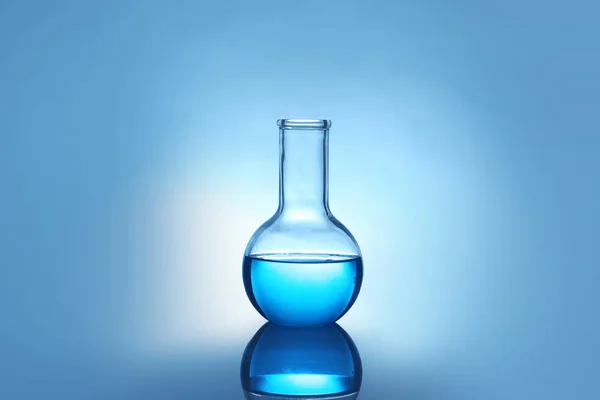 桌上有液体的烧瓶 以颜色为背景 实验室分析 免版税图库图片