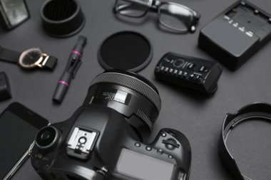 Koyu arka plan üzerinde profesyonel fotoğrafçı için ekipman ile kompozisyon