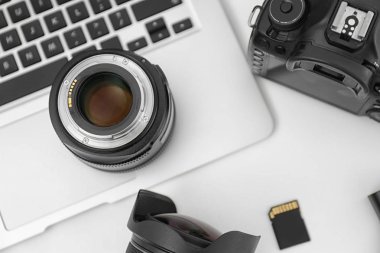 Beyaz arka plan üzerinde profesyonel fotoğrafçı için ekipman ile kompozisyon