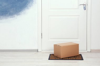 Karton kutu yakınındaki daire giriş katta. Mockup tasarım için