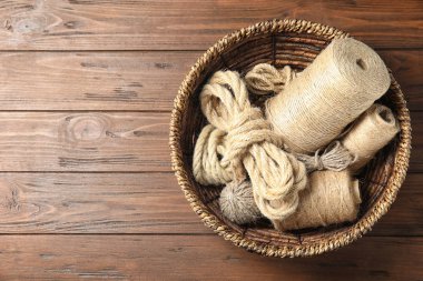 Hasır sepet ahşap arka plan, metin için yer ile üstten görünüm üzerinde doğal kenevir ipleri