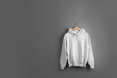 Gri Duvar Askı ile yeni Kapşonlu kazak. Mockup tasarım için