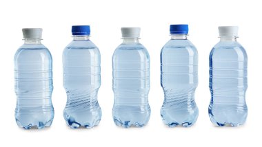 Satır beyaz zemin üzerine su ile farklı plastik şişe