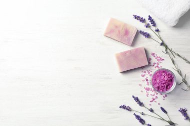 El yapımı sabun Barlar ve beyaz ahşap zemin üzerinde metin için yer düz yatıyordu kompozisyonu