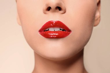 Güzel genç kadın portre renk arka plan üzerinde kırmızı parlak dudaklar ile