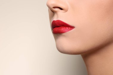 Güzel genç kadın portre renk arka plan üzerinde kırmızı dudaklı. Metin için yer