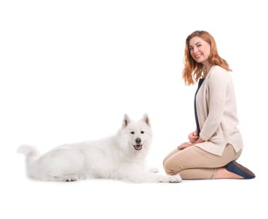Onun sevimli köpek beyaz zemin üzerine güzel bir kadınla