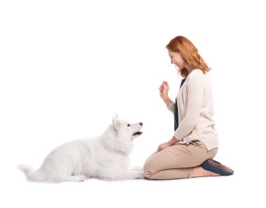 Onun sevimli köpek beyaz zemin üzerine güzel bir kadınla