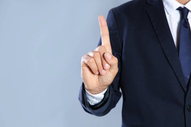 Gri arka plan, closeup görünümü el ile metin için yer işaret eden işadamı