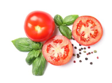 Taze yeşil fesleğen yaprağı, domates ve biber beyaz arka planda, üstten görünüm