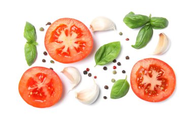 Taze yeşil fesleğen yaprağı, domates ve sarımsak beyaz arka planda, üstten görünüm