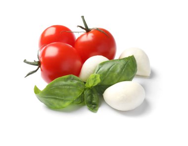 Taze yeşil fesleğen yaprağı, kiraz domates ve mozzarella beyaz arka plan üzerinde