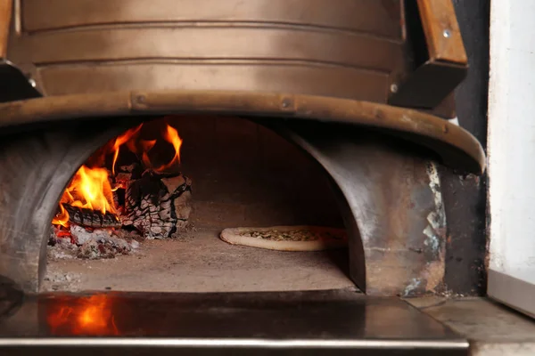 Ofen Mit Brennendem Brennholz Und Leckere Pizza Restaurantküche — Stockfoto