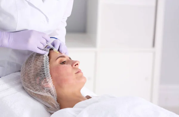 Femme Subissant Une Procédure Biorevitalisation Visage Dans Salon Traitement Cosmétique — Photo